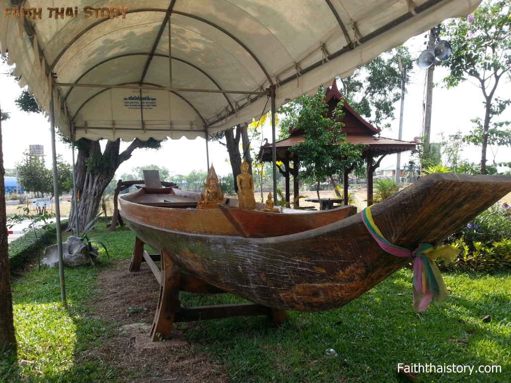 เรือโบราณที่ทางวัดได้จัดแสดงไว้