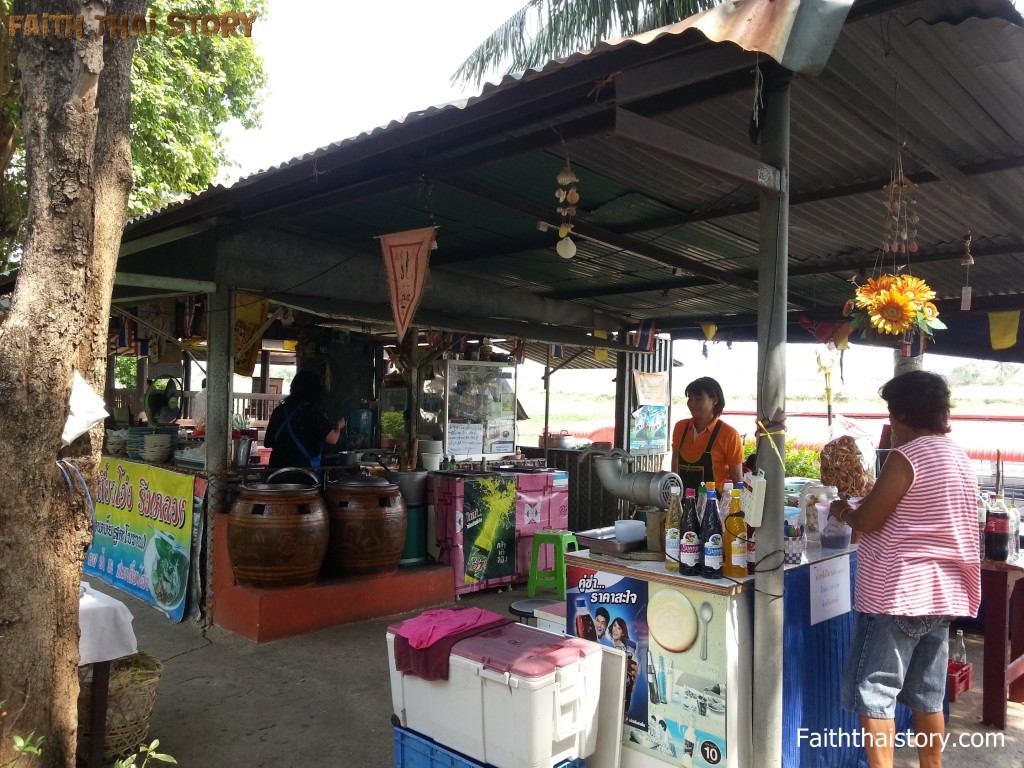 ร้านก๋วบเตี๋ยวโอ่ง ในวัด