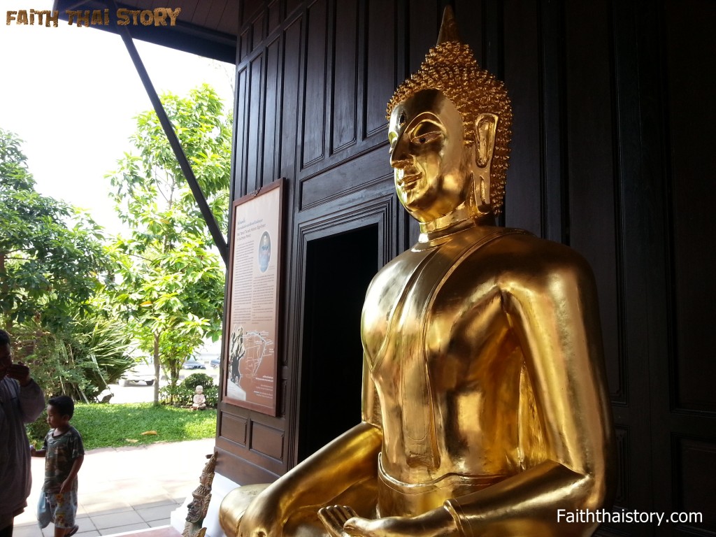 องค์พระพุทธรูปหน้าวิหารหลวงพ่อใหญ่