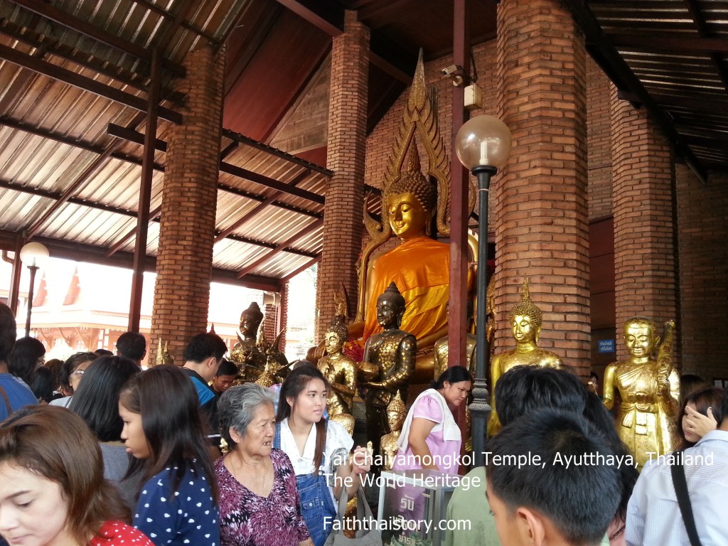 องค์พระพุทธรูปด้านหน้าพระโอสถ