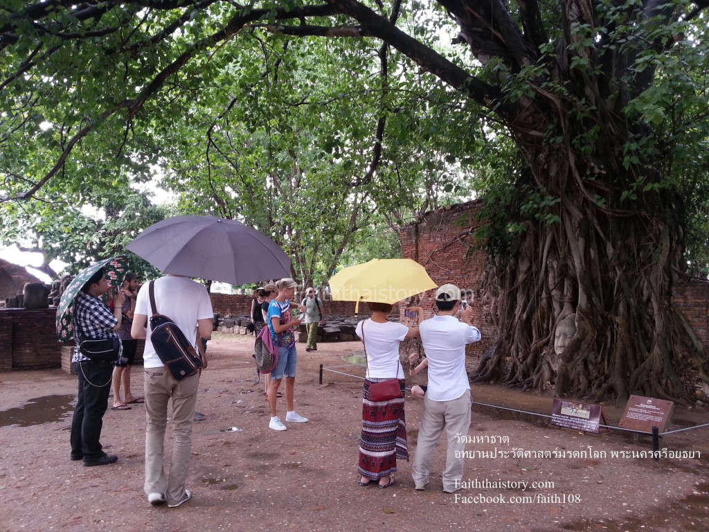 เศียรพระพุทธรูปหินทรายศิลปะอยุธยา