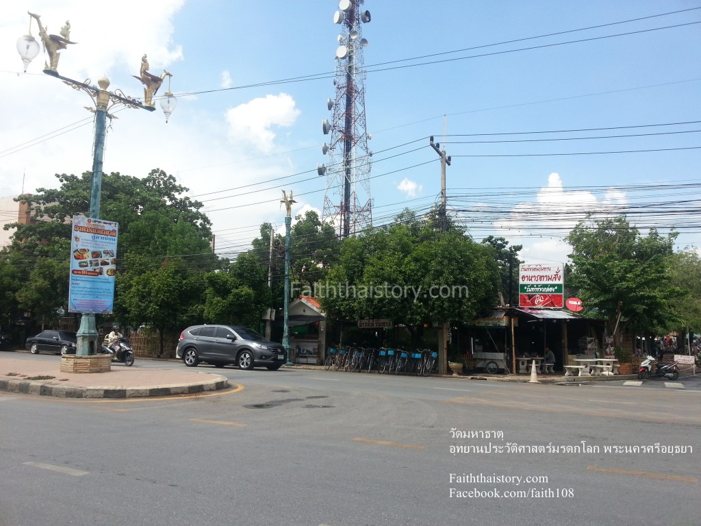 จุดนี้เยื้องวัดมหาธาตุมาด้านขวา จะมีร้านอาหารตามสั่งและร้านก๋วยเตี๋ยวอร่อยๆ และมีจักรยานสำหรับเช่าด้วยครับ