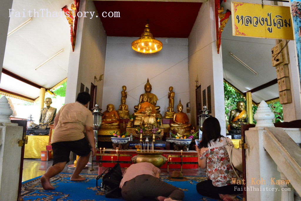 พระพุทธรูปที่ศาลาด้านหน้าวัด