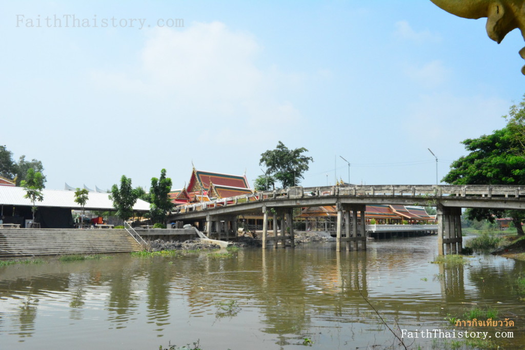 ณ ศาลาริมคลองข้าวเม่า วัดโกโรโกโส